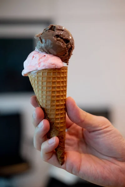 Cono de oblea con dos cucharadas de helado de fresa y chocolate — Foto de Stock