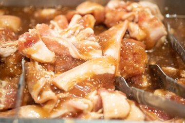 Çiğ pastırma ve sos karışımı. 