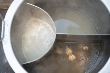 Erişte pişirmek için çeşitli sıcak çorba ve paslanmaz çelik tencere.