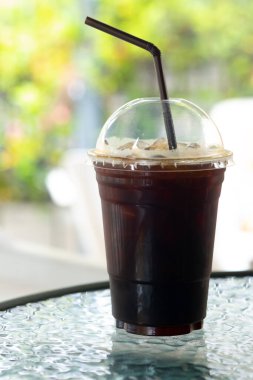 Plastik bardak buzlu Americano 'yu al.