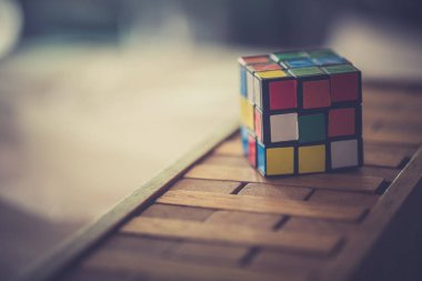 Bangkok, Tayland - 8 Şubat 2020: Ahşap blok yapbozuna genel bulmaca küpü