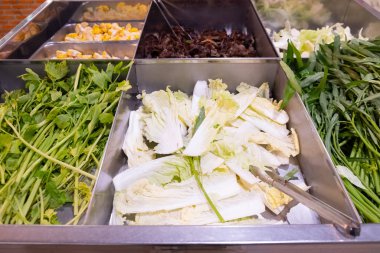 Tayland usulü Bbq büfesinde kaynatma ve ızgara için çeşitli taze sebze yemekleri. Adı Moo-Ka-Ta..