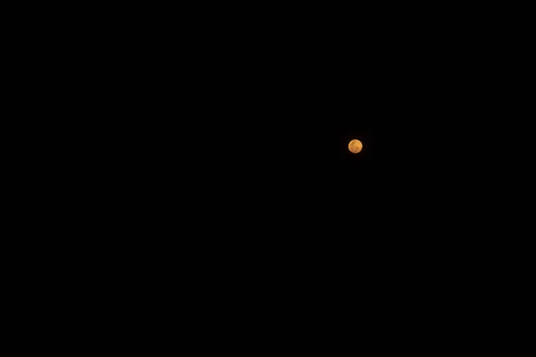 Pleine lune contre un ciel nocturne noir — Photo