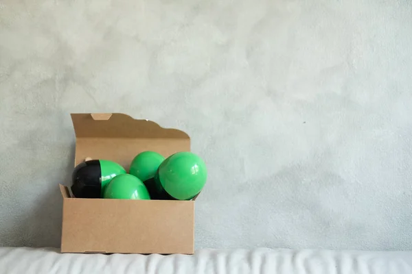 Zelená a černá plastová hračka překvapení vejce v krabici. — Stock fotografie