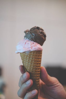 İki kepçe dondurma, iki kepçe çilek ve çikolata.