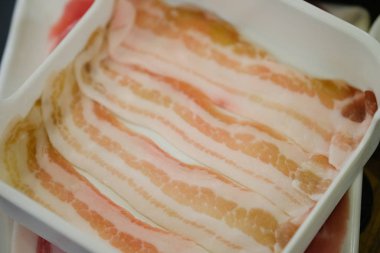 çiğ jambon dilimleri