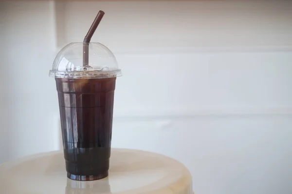 背の高いプラスチックガラスの氷と長い黒コーヒー — ストック写真