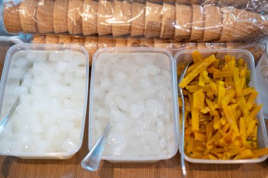 Antik dondurmalar, hindistancevizi sütü dondurması ve üstüne dilimlenmiş patates, hindistan cevizi dilimi ve şeker palmiyesi şurubu satıyorum.