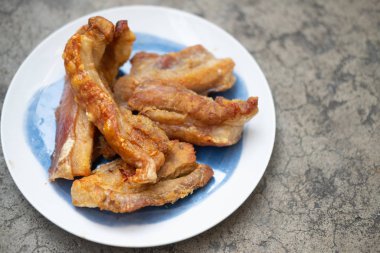 Lezzetli kızarmış domuz eti dilimlenmiş.