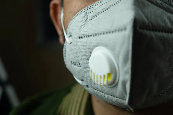 Nošení masky na ochranu prachu a znečištění ovzduší Pm 2.5. — Stock fotografie
