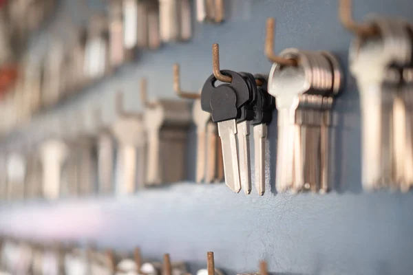 Primer plano de la llave colgando en la pared en la tienda del fabricante de llaves — Foto de Stock