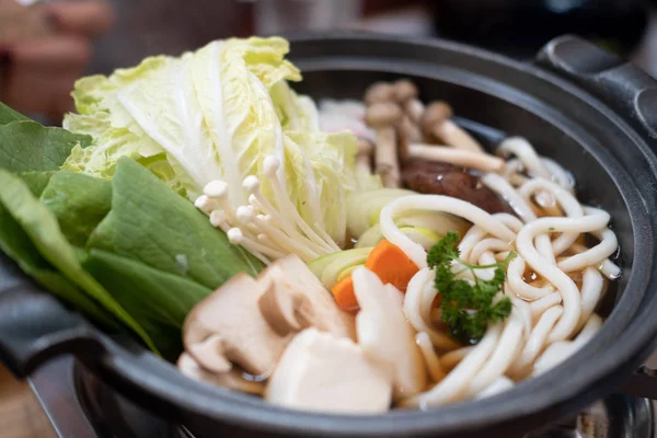 Pote caliente japonés sukiyaki con verduras, rebanada de carne y fideos Udon servidos en set — Foto de Stock