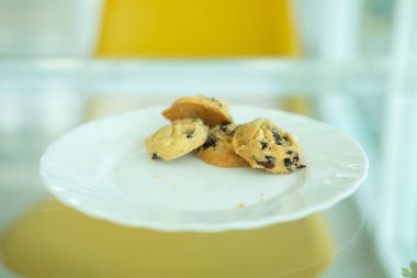 Çikolata parçacıklı kurabiye.