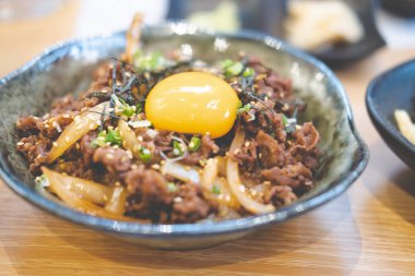 Japon usulü yemeğin soğan ve soya içerikli Japon et kasesi. Üstünde yumurta var. Adı da Gyudon..