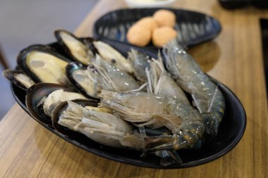 Çiğ kral büyüklüğünde karides ve midye.