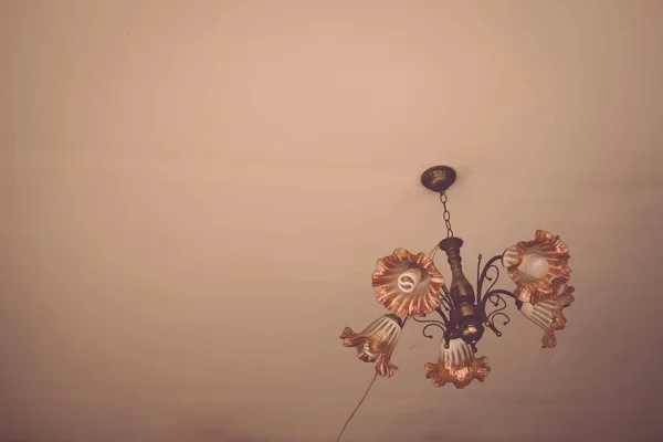 Lustrová lampa krásný luxus — Stock fotografie