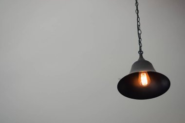 Dekorasyon için siyah parlak lamba asılıyor