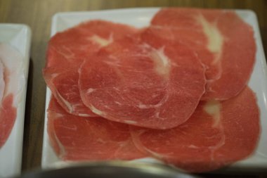 Japon Shabu için hazırlanmış çiğ domuz eti.