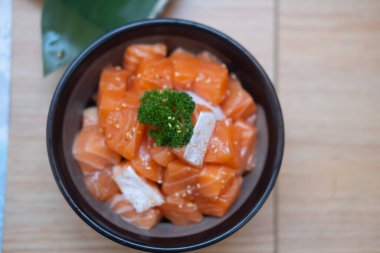 Somon balığı, masada bir kasede.