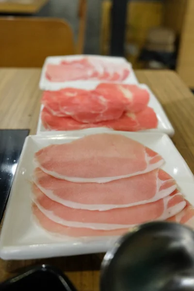 Carne di maiale cruda tagliata preparata per il giapponese Shabu — Foto Stock