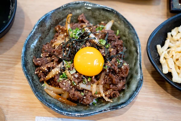Tigela de carne japonesa em estilo japonês chamada de comida gyudon — Fotografia de Stock