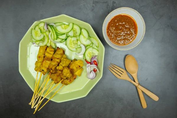 Satay de cerdo con salsa de cacahuete dulce y verduras en vinagre . —  Fotos de Stock