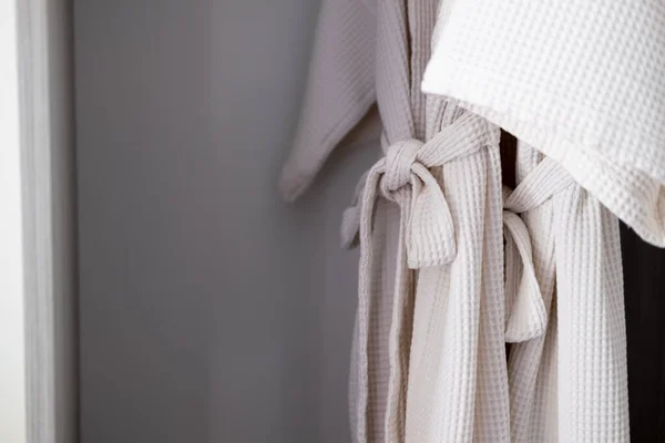 Närbild på badrock i garderob — Stockfoto