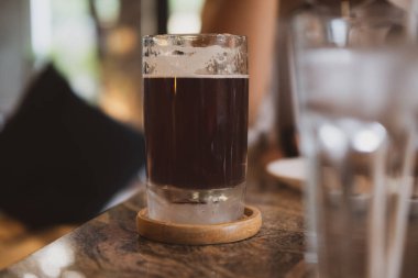 Lokantadaki masada bir kupa mor soğuk bira.