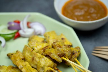 Domuz eti mi, Tayland usulü ızgara domuz eti mi? Pork Satay Tayland 'da aperatif, aperatif ya da ana yemek olarak yenen yaygın bir yemektir.