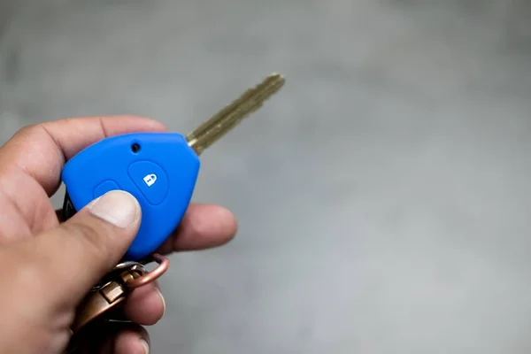 Mano Del Hombre Sosteniendo Las Llaves Del Coche Control Remoto —  Fotos de Stock