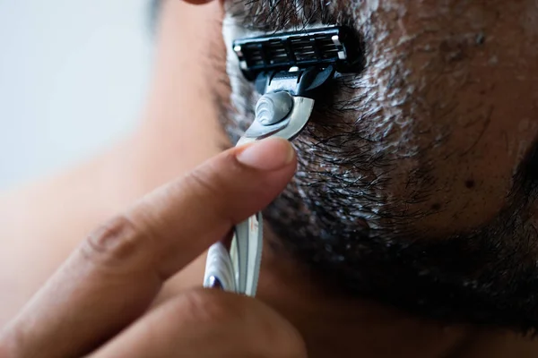 Primo Piano Del Giovane Che Depila Viso Con Sapone Crema — Foto Stock