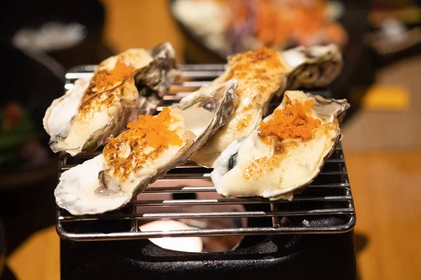 味道鲜美的日本烤牡蛎 配奶酪和虾仁 放在烤架上 — 图库照片