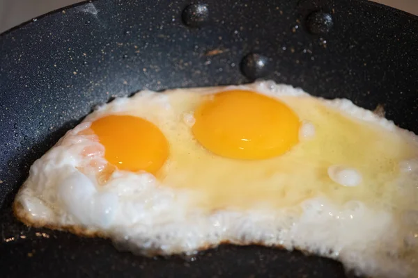 Smaklig Över Lätt Stekt Ägg Stekpanna Närbild — Stockfoto