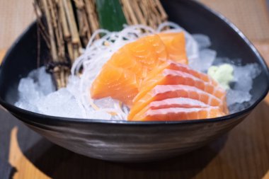 Siyah kasede buzda servis edilen somon balığı sashimi. Japon yemeği.