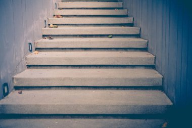 Halk parkındaki gri çimento merdiveni