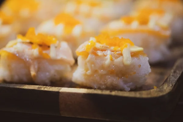 ウナギの燻製で寿司サーモンを閉じます 選択的焦点 — ストック写真