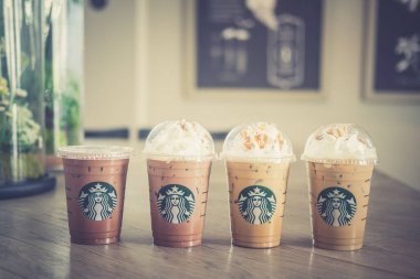 Bangkok, Tayland - 26 Şubat 2020: Starbucks 'taki kahve dükkanında 4 bardak buzlu içecek 1 alana 1 bedava. (Seçici odaklanma)