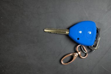 Siyah arka planda mavi araba uzaktan kumandalı silikon.