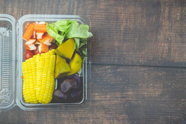 Ensalada Con Frutas Verduras Mixtas Caja Plástico Concepto Estilo Vida —  Fotos de Stock