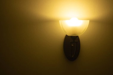 Lamba karanlıkta parlar. Kapat.