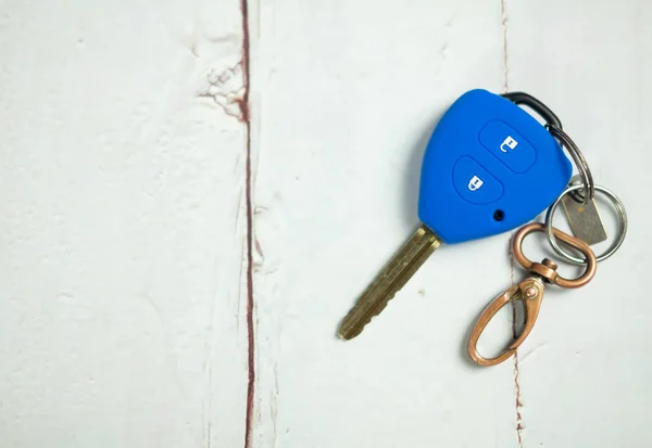 Coche Azul Silicona Cubierta Llave Remota Con Cadena Mesa Madera —  Fotos de Stock