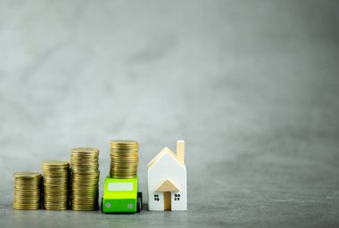 Bir yığın altın para, araba ve ev tasarruf için bir ev ya da araba satın alın. Yatırımı emeklilik veya para kavramına böl.