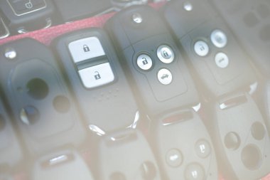 Vitrinde elektronik uzaktan kumandalı araba katlama anahtarı
