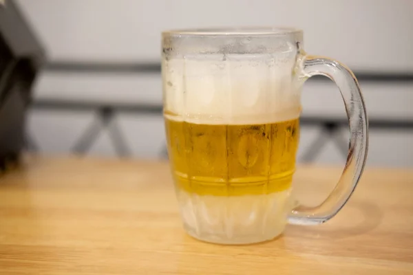 Bolle Schiuma Bicchiere Birra Sul Tavolo Legno — Foto Stock