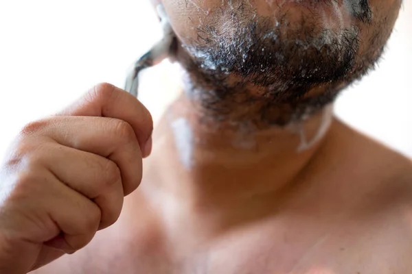 Sabah Rutini Genç Adam Yüzünü Tıraş Ediyor — Stok fotoğraf