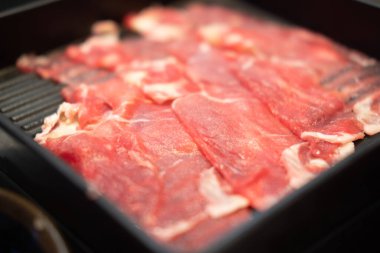 RAW taze dilimlenmiş sığır eti güveç ve Japon sukiyaki için hazırlanan