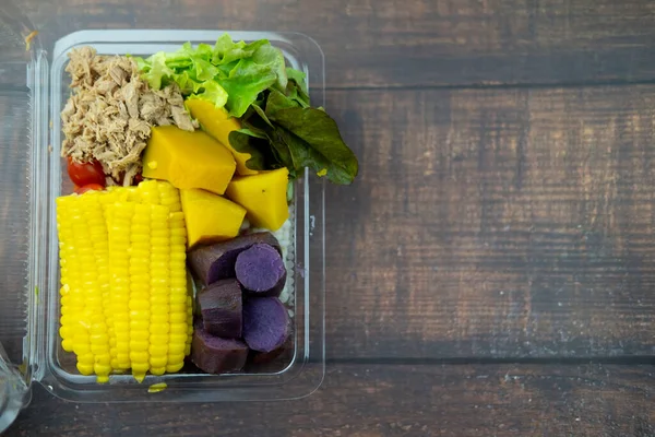 Großaufnahme Von Frischem Obstsalat Einer Transparenten Plastikbox Auf Einem Holztisch — Stockfoto