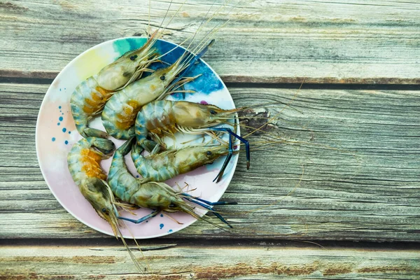Цілі Свіжі Сирі Креветки Морепродукти Тарілці Готові Приготування — стокове фото