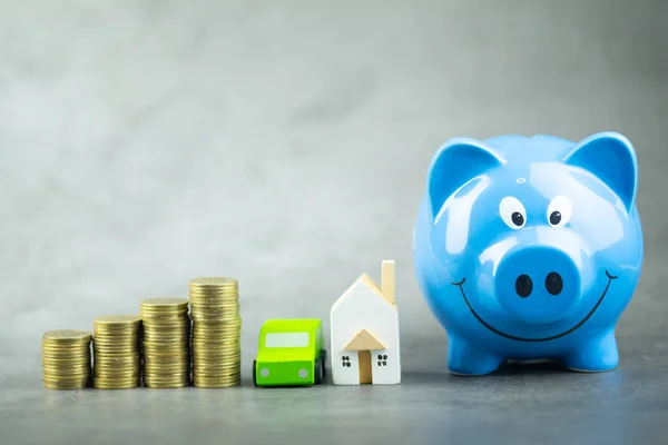 Blue Piggy Bank Met Gouden Munt Huis Auto Zwarte Achtergrond — Stockfoto