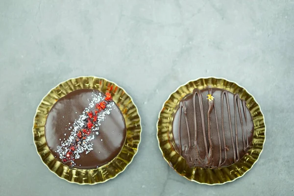 Dua Makanan Penutup Gourmet Kue Mousse Coklat Latar Belakang Hitam — Stok Foto